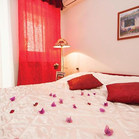 Cozy Apartment In Brodarica With Wifi Extérieur photo