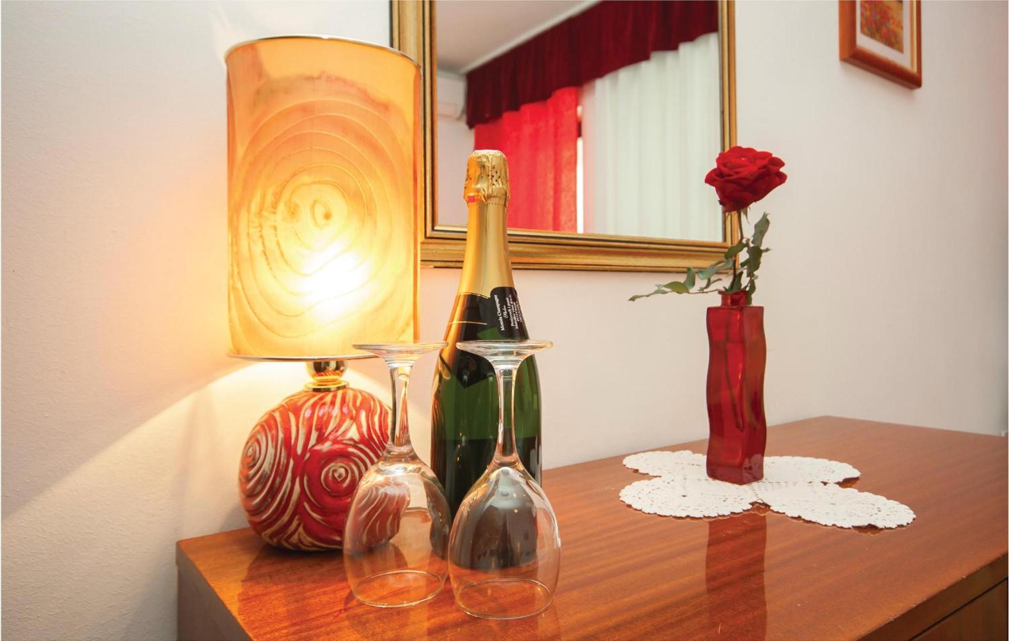 Cozy Apartment In Brodarica With Wifi Extérieur photo